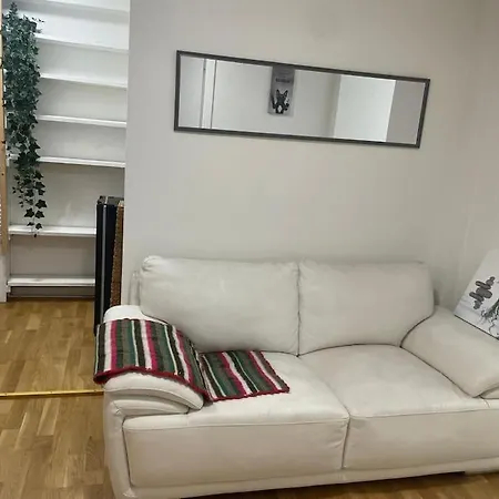 Lägenhet 3-zimmer-wohnung Mit Terrasse In Zentraler Lage Stuttgart