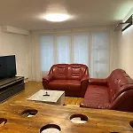 Apartment 3-zimmer-wohnung Mit Terrasse In Zentraler Lage